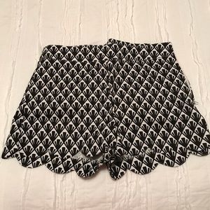 Scallop Black & White Shorts
